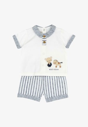 Conjunto de dos piezas de algodón que presenta una camiseta de manga corta blanca con un cuello azul y pantalones cortos a rayas, decorado con bordados de un oso y un caballo.