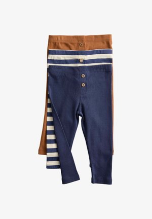 Tre paia di leggings bambini con bottoni sul davanti, nei colori blu navy, a righe blu navy e bianche, e marrone, impilati verticalmente su sfondo bianco.