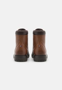 Tommy Hilfiger OUTDOOR WARM BOOT - Botines con cordones - winter cognac