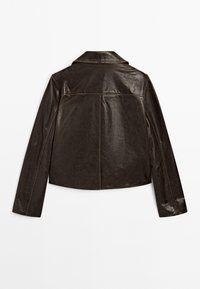 Bruine leren jas met een cropped ontwerp, voorzien van een klassieke kraag, lange mouwen en zichtbare stiksels langs de naden.