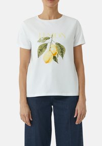 Weisses Baumwoll-T-Shirt mit einem Grafikdesign aus gelben Zitronen und grünen Blättern, darüber das Wort "LEMON" in gelber Schrift. Lässiger Schnitt.
