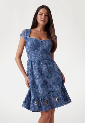 ALLOVER-PRINT - Abito in maglia - mehrfarbig, grundton blau