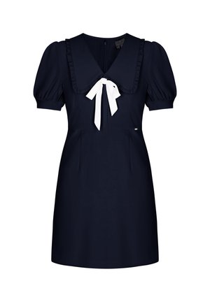 Marineblauwe jurk tot op de knie met pofmouwen, grote gerimpelde kraag en een contrasterende witte strik bij de halslijn.