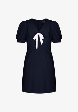 Tengerészkék térdig érő ruha puffos ujjakkal, nagy fodros gallérral és kontrasztos fehér masnival a nyakrészen.