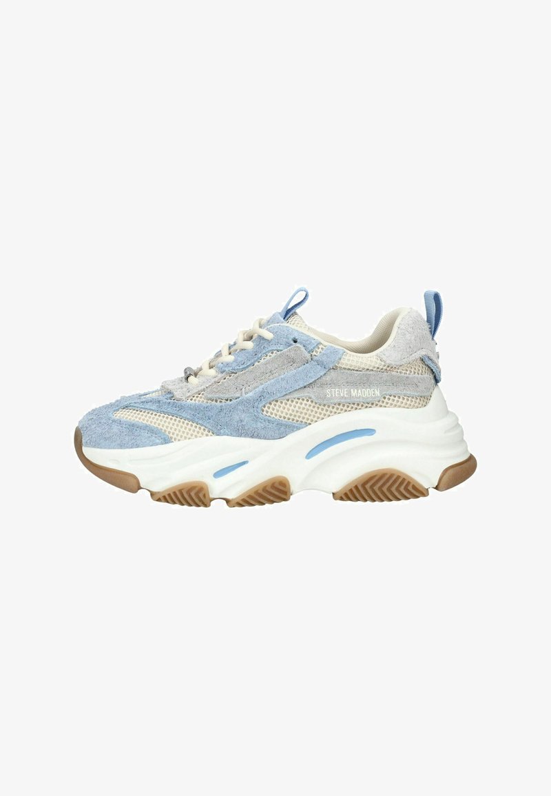 Sneaker chunky con tomaia in suede blu e beige e mesh, suola spessa bianca con battistrada marrone e linguette per facilitare la calzata sulla lingua e sul tallone.