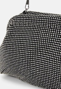 Borsa a pochette nera decorata con strass metallici, dotata di una superficie testurizzata e chiusura con zip. Design compatto con tracolla rimovibile.