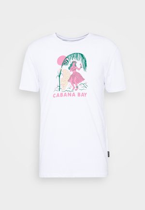 T-shirt blanc avec un motif tropical rose et vert représentant une danseuse de hula, des feuilles de palmier et le texte "CABANA BAY" sur le devant.