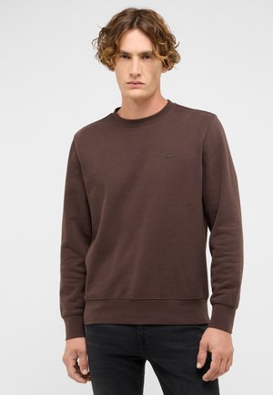 Braunes Sweatshirt mit Rundhalsausschnitt aus weichem Stoff, mit langen Ärmeln und minimalistischem Design mit kleinem Logo auf der Brust.