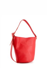 Rød læder bucket bag med en tekstureret overflade, enkelt skulderrem og justerbar spænde. Har en bred åbning og blød struktur.