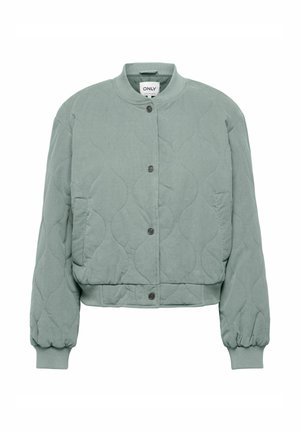 Chaqueta bomber acolchada en suave verde salvia, con escote redondo, cierre frontal con botones y puños acanalados. Sin patrones o detalles visibles.