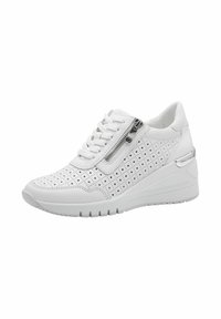 Weiße perforierte Sneakers mit Keilabsatz, die über einen seitlichen Reißverschluss und eine Schnürung verfügen. Glatte Textur und minimalistische Akzente.