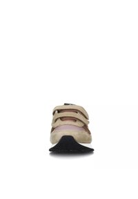 Sneaker con tomaia in suede beige, dettagli marroni e pannelli rosa. Presenta due cinturini in Velcro regolabili e una suola in gomma nera.