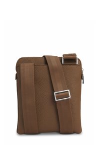 Borsa a tracolla in pelle marrone con superficie texturizzata, tracolla in tessuto regolabile e hardware in tonalità argento. Chiusura con zip sulla parte superiore.