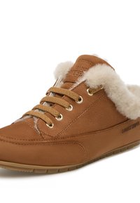 Sneaker in pelle marrone con collo in pelliccia sintetica, punta tonda e occhielli dorati. Presenta chiusura con lacci e dettaglio laterale con marchio.