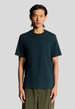 Kortærmet mørk teal t-shirt med rund halsudskæring og sort kant. Glat stof, afslappet pasform, med et ensfarvet design.