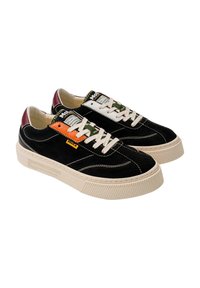 Juodi zomšiniai sportbačiai su baltais siūlais, kremine guma, žaliais ir oranžiniais akcentais, bei etikete ant liežuvėlio. Yra kreminiai raišteliai.