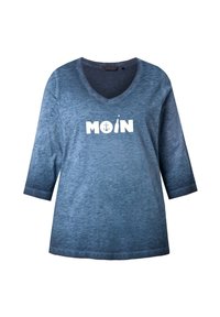 Niebieska koszulka z trójkątnym dekoltem i rękawami do łokcia, z białym nadrukiem "MOIN" i wzorem kotwicy, wykonana z miękkiego, teksturowanego materiału.