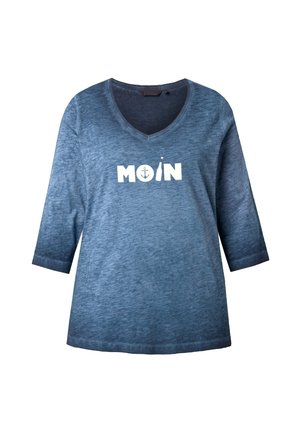 Blå t-shirt med trekvartlange ærmer og V-hals, med hvidt trykt tekst "MOIN" og et ankerdesign, lavet af blødt, tekstureret stof.