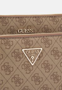 Guess NOELLE POUCH CROSSBODY SET - Rankinė per petį - latte