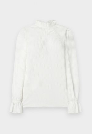 Blusa bianca a maniche lunghe con pattern verticali testurizzati, colletto alto arricciato e polsini arricciati sulle maniche.