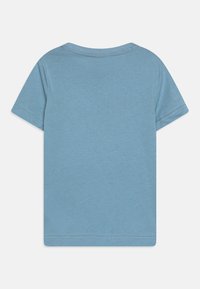Svetle modré tričko s krátkým rukávem vyrobené z měkké bavlny s kulatým výstřihem a čistými švy, s plochým zadním dílem bez grafiky.