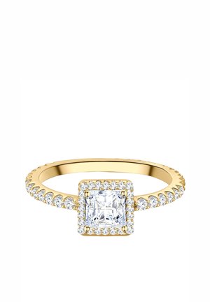 Anillo de oro con un diamante central de corte cuadrado rodeado de diamantes más pequeños y una banda decorada con pequeños diamantes por todo alrededor.
