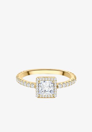 Anello d'oro con diamante centrale taglio quadrato circondato da diamanti più piccoli e una fascia decorata con piccoli diamanti tutto intorno.