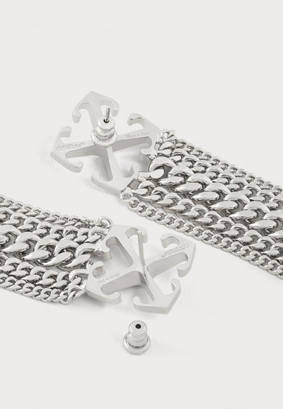 Bracelet chaîne en métal argenté avec un design multi-maillons et un fermoir en forme de croix gravé avec "Off-White" et "Made in Italy."