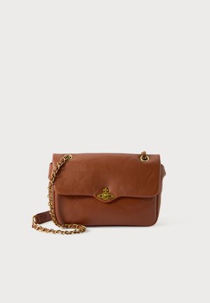 Barna bőr keresztpántos táska hajtószorítással, arany színű fémrészekkel és lánc pánttal. Simább textúra, téglalap alakú, minimális díszítéssel.