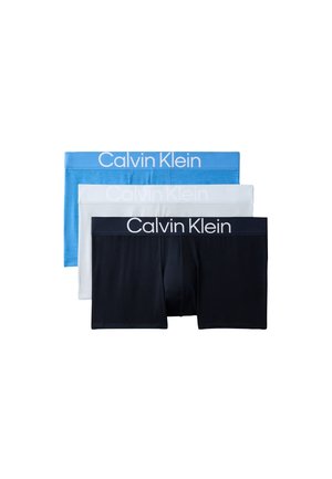 Drei Paar Calvin Klein Herren-Boxershorts in Schwarz, Weiß und Blau, gestapelt mit sichtbaren gebrandeten Bundbändern.