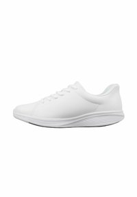 Scarpe sportive bianche con tomaia in sintetico liscio, punta arrotondata e suola flessibile e testurizzata. Presentano sei fori per i lacci e un design a profilo basso.