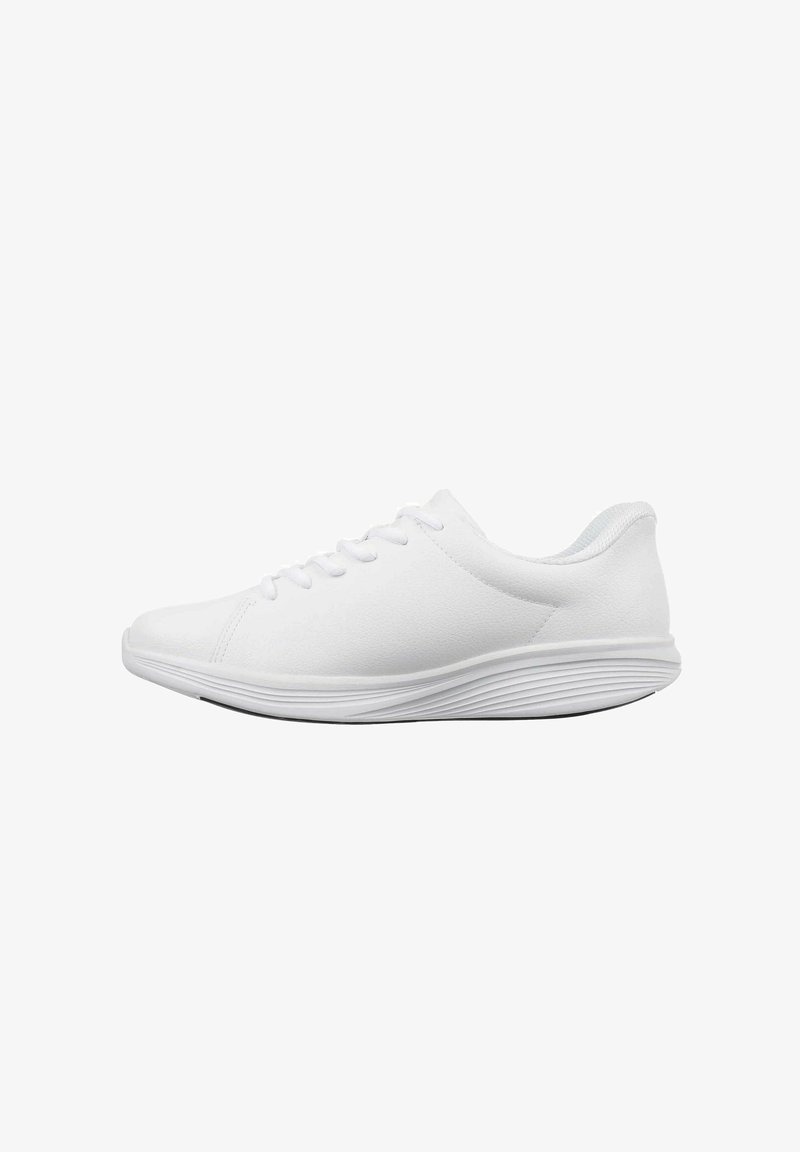 Scarpe sportive bianche con tomaia in sintetico liscio, punta arrotondata e suola flessibile e testurizzata. Presentano sei fori per i lacci e un design a profilo basso.
