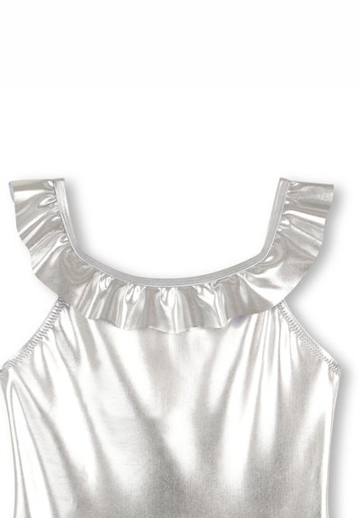 Top métallisé argenté sans manches avec un col à volants et un tissu lisse et brillant.