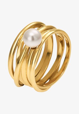 Goldfarbener Multi-Band-Ring mit glatter Textur und einem auffälligen weißen Perlenakzent, der ein verdrehtes Schleifen-Design aufweist.