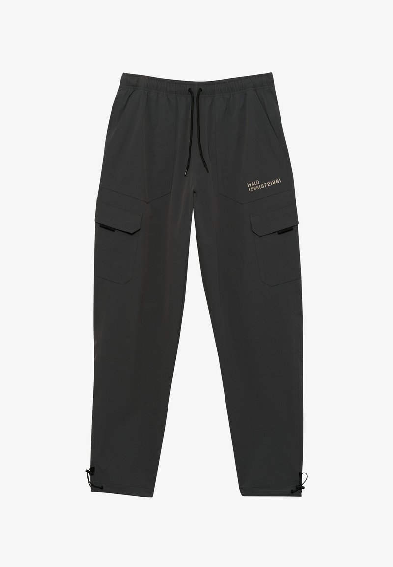 Donkere grijze cargobroek met een trekkoord in de taille en meerdere zakken, met een klein logo aan de bovenste rechterzijde.