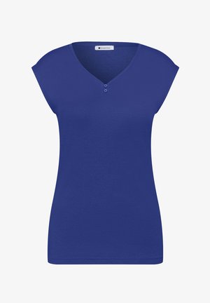 Top azul de manga corta con escote en V y dos pequeños botones debajo del cuello, con la etiqueta "Street One" en el interior del collar.