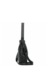 Borsa nera in pelle con superficie testurizzata, lunga tracolla regolabile e una forma triangolare elegante, con dettagli di cucitura sottili.
