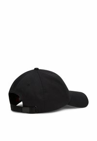 Sorte baseballcap med en buet skygge, syningsdetaljer, justerbar stofrem bagpå og metalhardware accent.