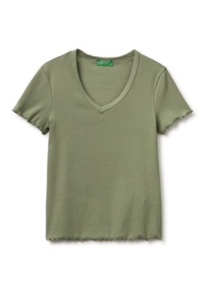 Maglietta verde oliva a costine con scollo a V e maniche corte, bordi a onde sulle maniche e sull'orlo, posata piatta su sfondo bianco.