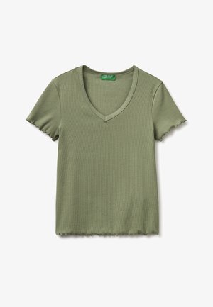 Zielona oliwkowa prążkowana koszulka z krótkim rękawem i dekoltem w serek, z falowanymi krawędziami na rękawach i dole, ułożona na płasko na białym tle.