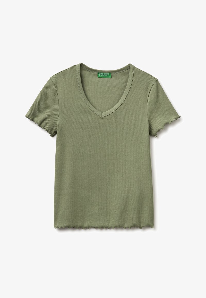 Camiseta corta de algodón en verde oliva con cuello en V, mangas y dobladillo con borde ondulado, dispuesta en plano sobre fondo blanco.