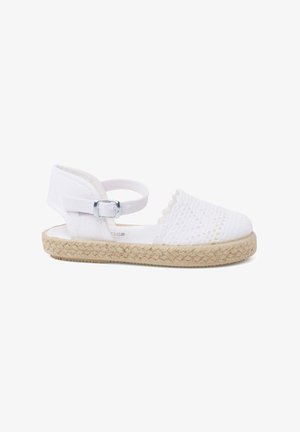 Weiße Espadrille-Sandale mit gewebtem Canvas-Obermaterial, gezacktem Design, verstellbarem Knöchelriemen mit Metallschnalle und Jute-geflechtener Sohle.