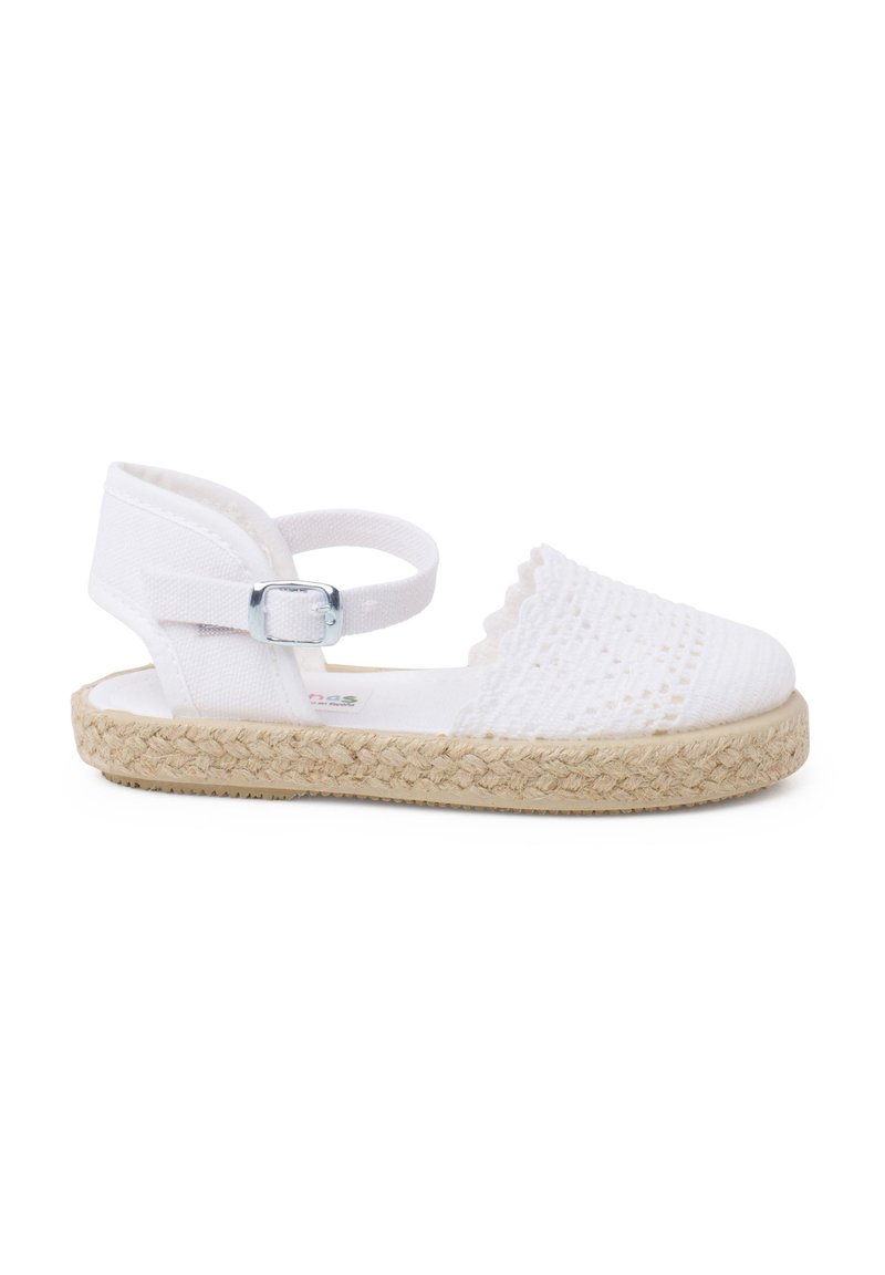 Weiße Espadrille-Sandale mit gewebtem Canvas-Obermaterial, gezacktem Design, verstellbarem Knöchelriemen mit Metallschnalle und Jute-geflechtener Sohle.