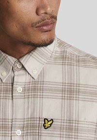 Lyle & Scott TONAL CHECK - Camicia - x light mist  heritage taupe