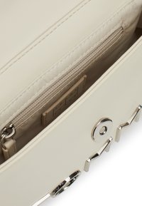 Tommy Jeans BOLD ELONGATED FLAP CROSS - Bandolera - newsprint