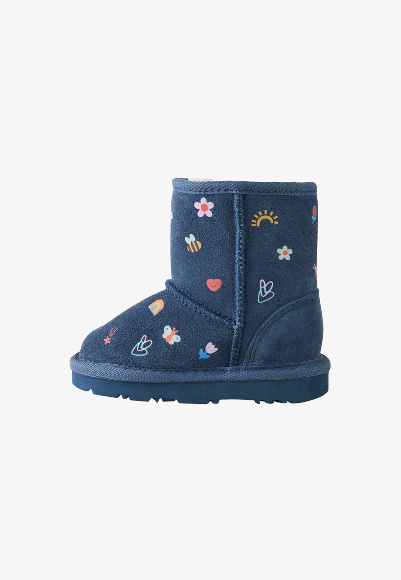 Stivale per bambini blu navy con stampe colorate di fiori, animali, cuori, sole, arcobaleno e farfalle su sfondo bianco.