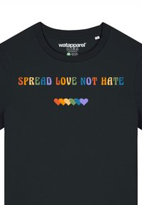 Zwarte T-shirt met korte mouwen met kleurrijke tekst die leest "VERSPREID LIEFDE, GEEN HAAT" boven een rij kleurrijke harten.
