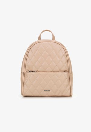Zaino in finta pelle trapuntata beige con forma arrotondata, manico superiore e tasca frontale con zip. Presenta un motivo a diamante e una piastra con il logo del marchio.