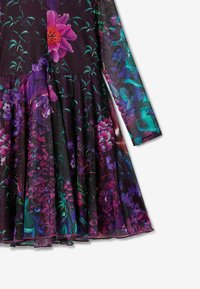 Langärmliges Kleid mit einem dunklen Blumenmuster in lebhaften lila, rosa und grünen Tönen. Ausgestellter Rock mit plissierter Textur.