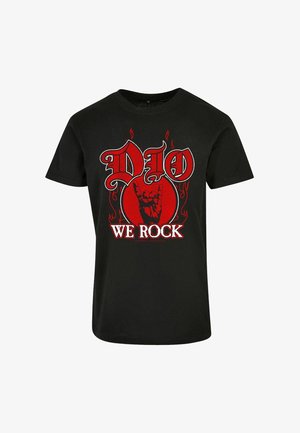 Schwarzes Baumwoll-T-Shirt mit rotem Grafiktext "DIO" und "WE ROCK", dazu ein Handsymbol und Flammenakzente. Kurzärmlig, mit Rundhalsausschnitt.